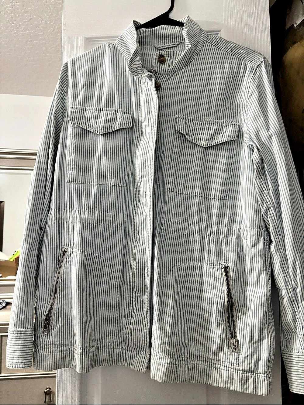 Gap Railroad Stripe Utility Jacket Blue & White Medium
Small stain on sleeve